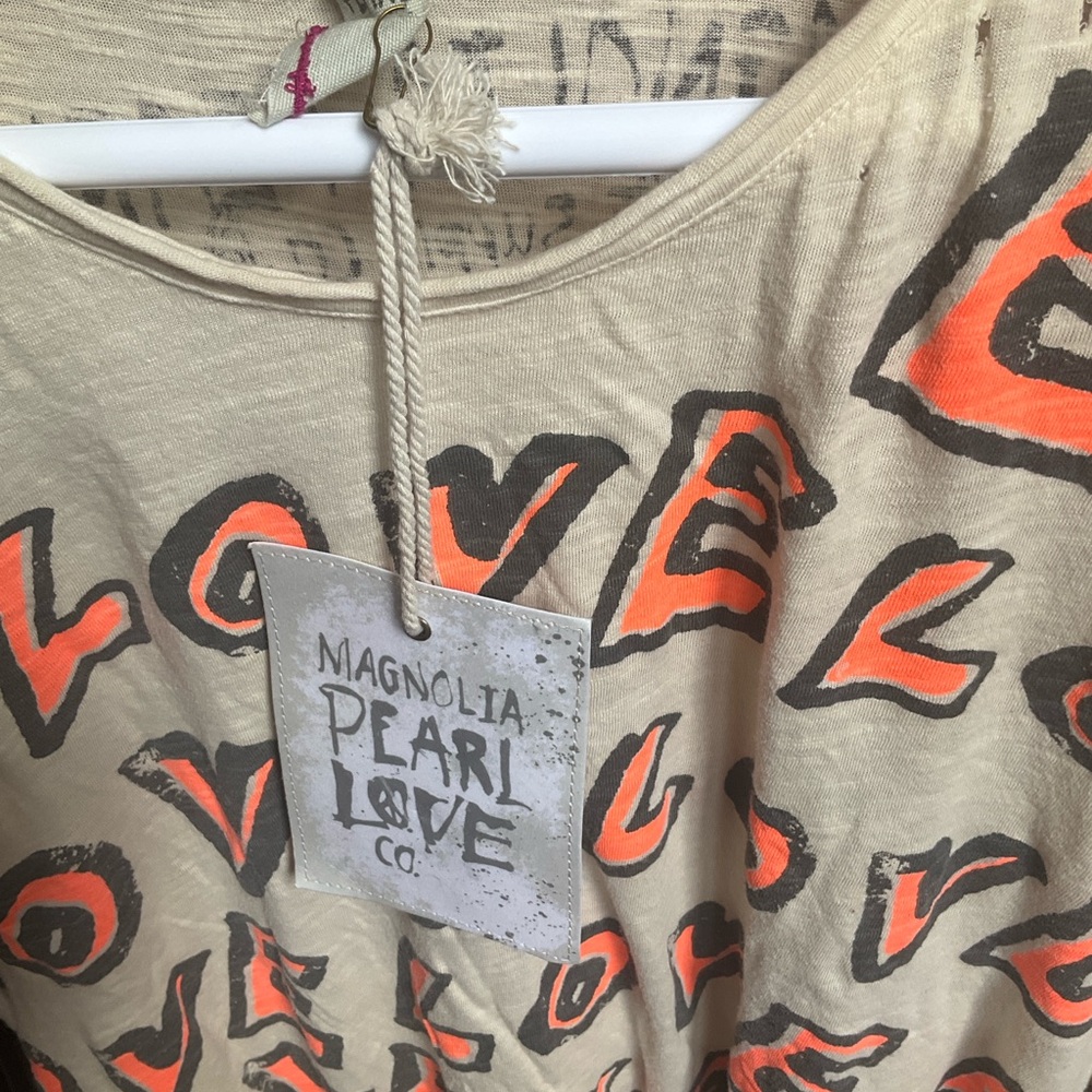 Magnolia Pearl. NWT. ❤️❤️ Cream Long Sleeve Tee with Coral & Black LOVE Print. - Picture 4 of 10